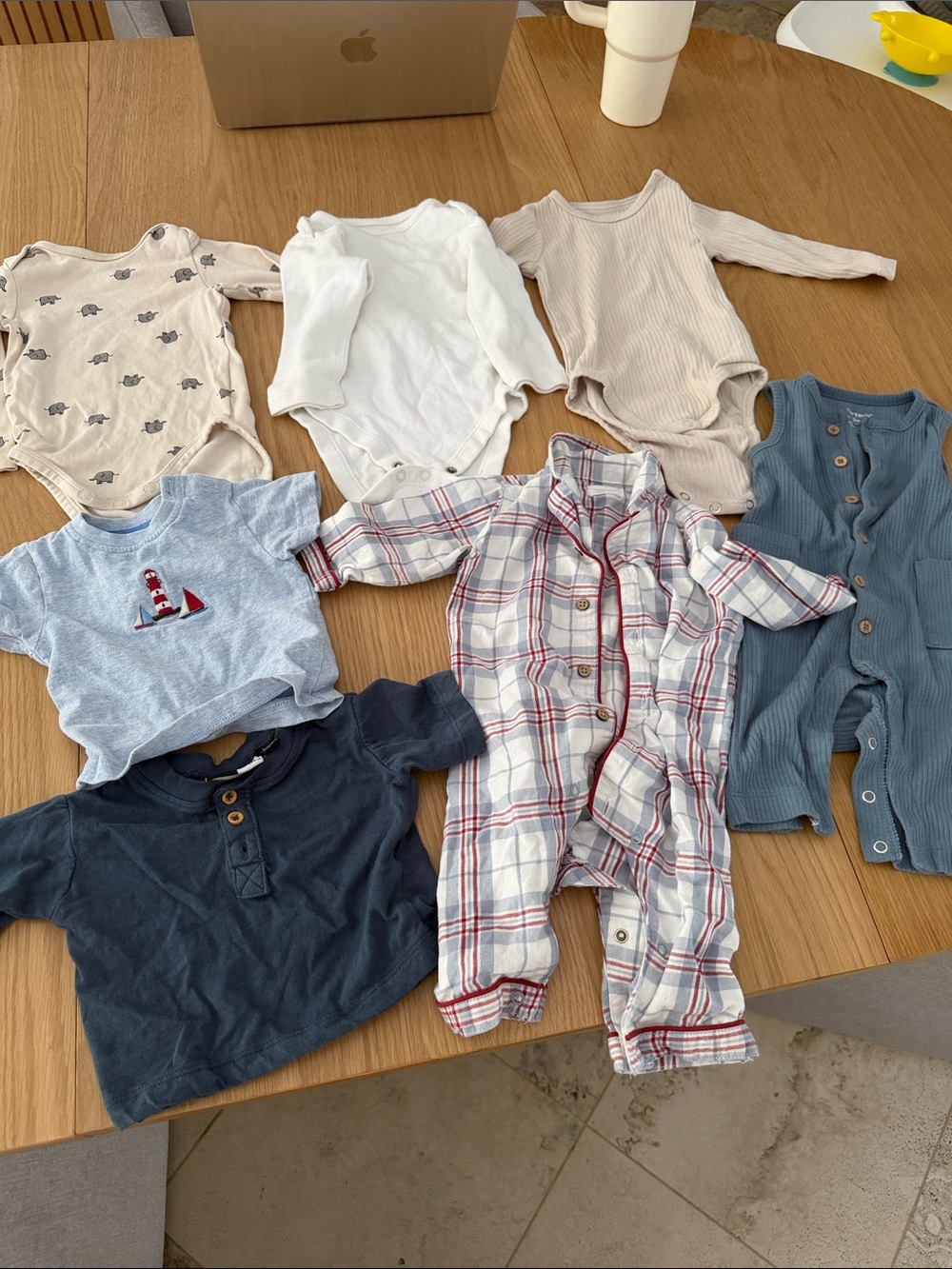 7 100% assorted baby clothes (3 long sleeve/ 2 t shirts/ 2 full body)